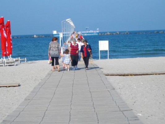 Turiştii şi constănţenii s-au plimbat pe Pasarela din Mamaia până târziu în noapte